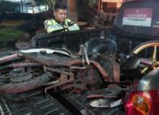 Motor Tanpa TNKB Tabrak Tiang Masjid, Pemuda 20 Tahun Tewas di Sumobito Jombang