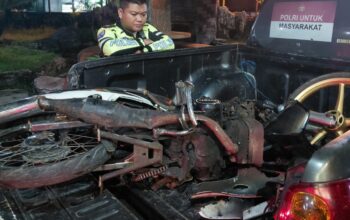 Motor Tanpa TNKB Tabrak Tiang Masjid, Pemuda 20 Tahun Tewas di Sumobito Jombang