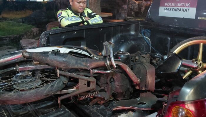 Motor Tanpa TNKB Tabrak Tiang Masjid, Pemuda 20 Tahun Tewas di Sumobito Jombang