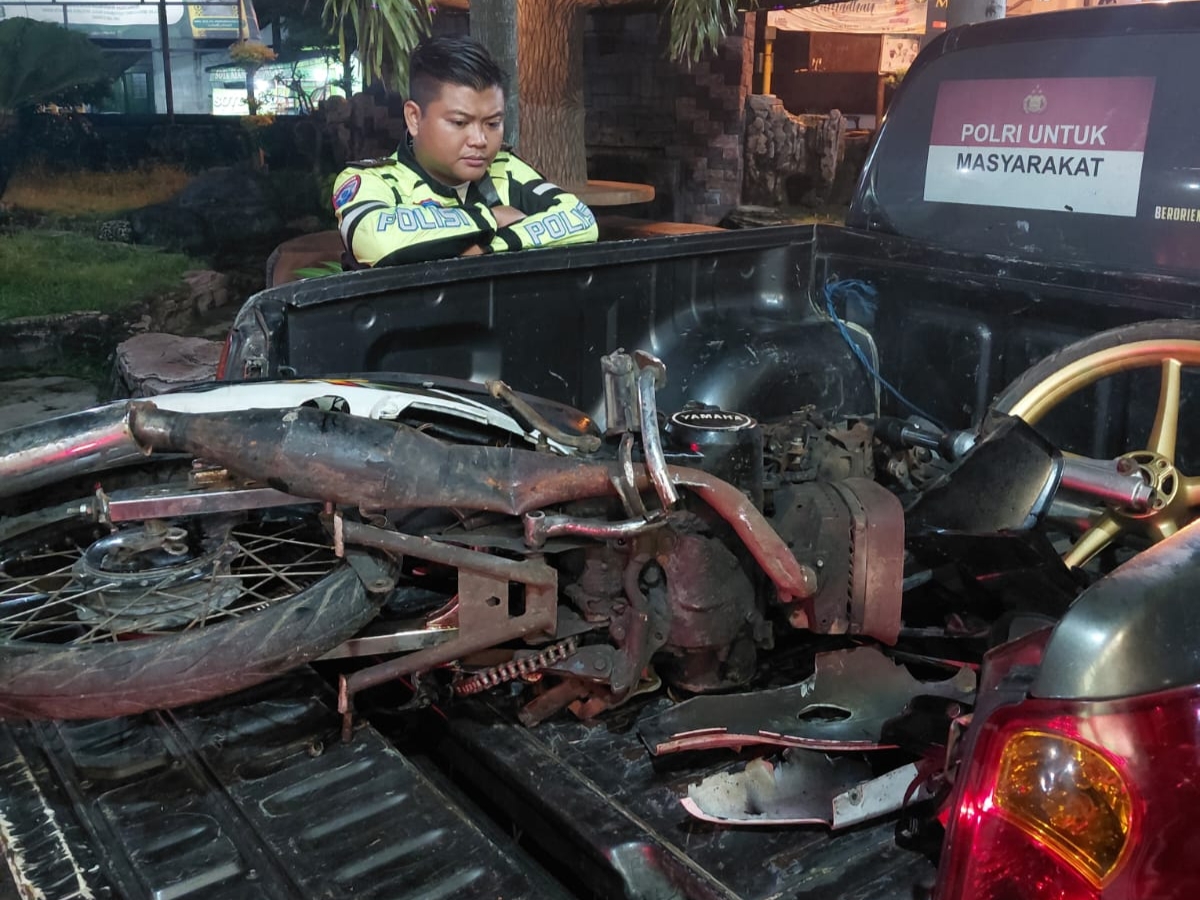 Motor Tanpa TNKB Tabrak Tiang Masjid, Pemuda 20 Tahun Tewas di Sumobito Jombang