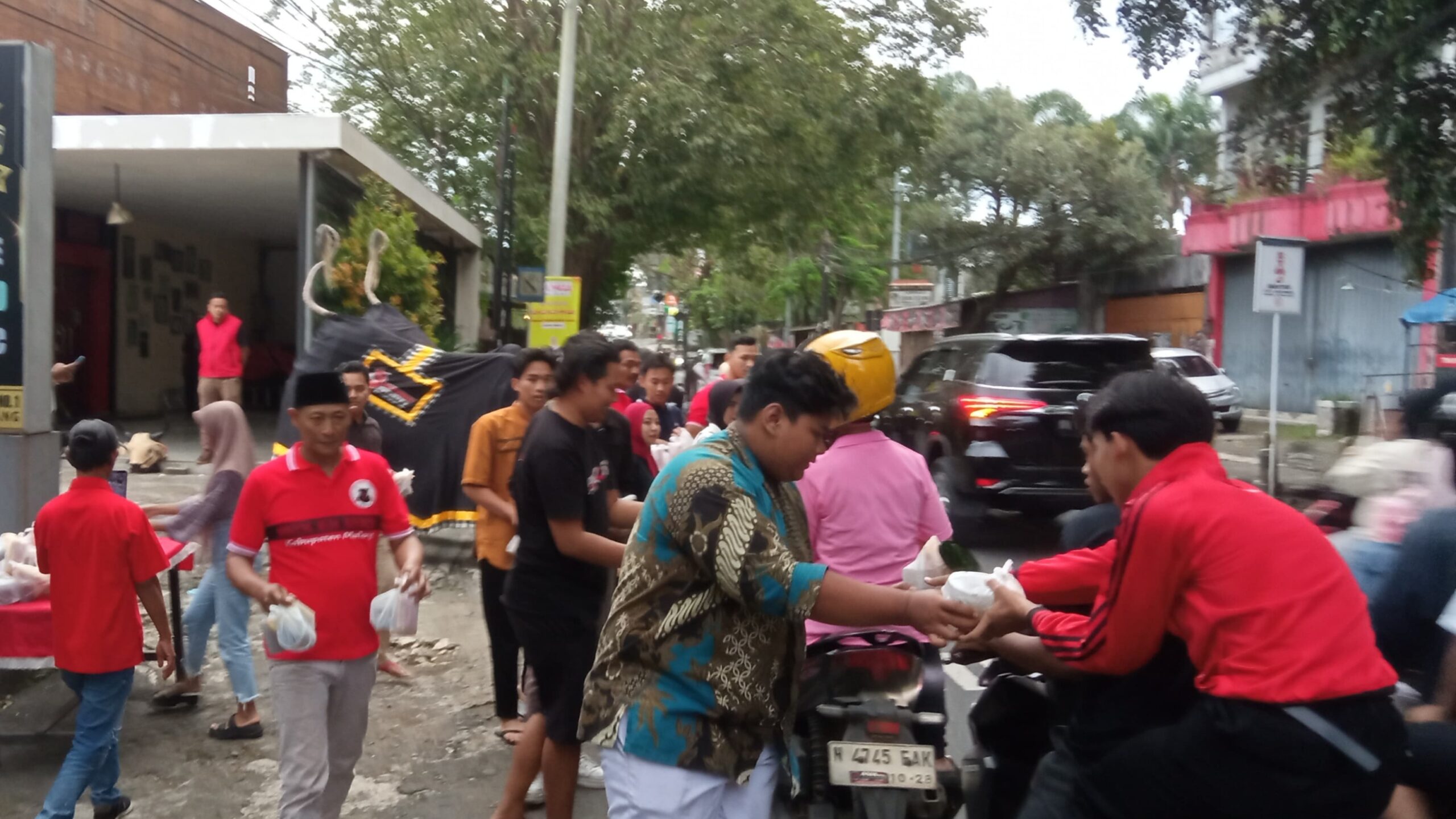 Semarak Ramadan di Kepanjen, PDI Perjuangan dan BMI Kabupaten Malang Bagikan Ratusan Takjil