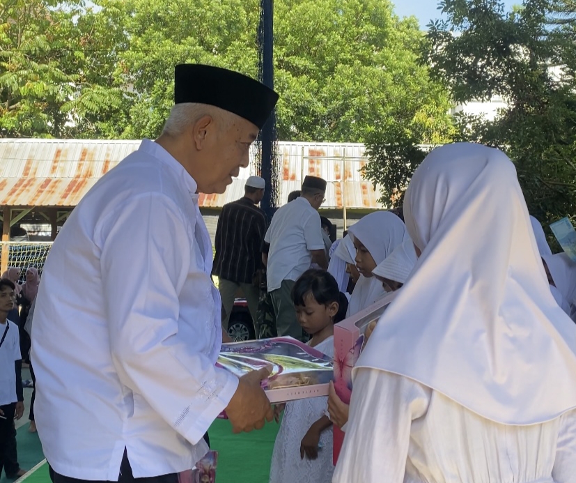 Bupati Malang Drs. H.M. Sanusi, M.M menghadiri kegiatan santunan bagi anak yatim dari 33 kecamatan dan 390 desa se-Malang Raya yang digelar PT Anugerah Citra Abadi (ACA) Malang di MAN 1 Gondanglegi, Sabtu (7/3) siang.