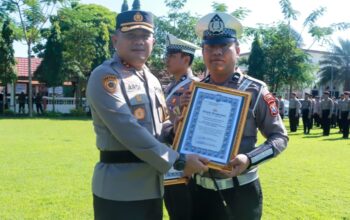 Polisi Jombang Gagalkan Peredaran Arak Bali dan Pil Dobel L, Kapolres Beri Reward Anggota