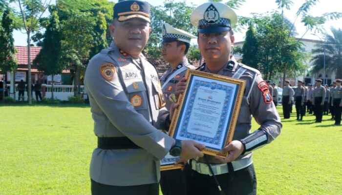 Polisi Jombang Gagalkan Peredaran Arak Bali dan Pil Dobel L, Kapolres Beri Reward Anggota