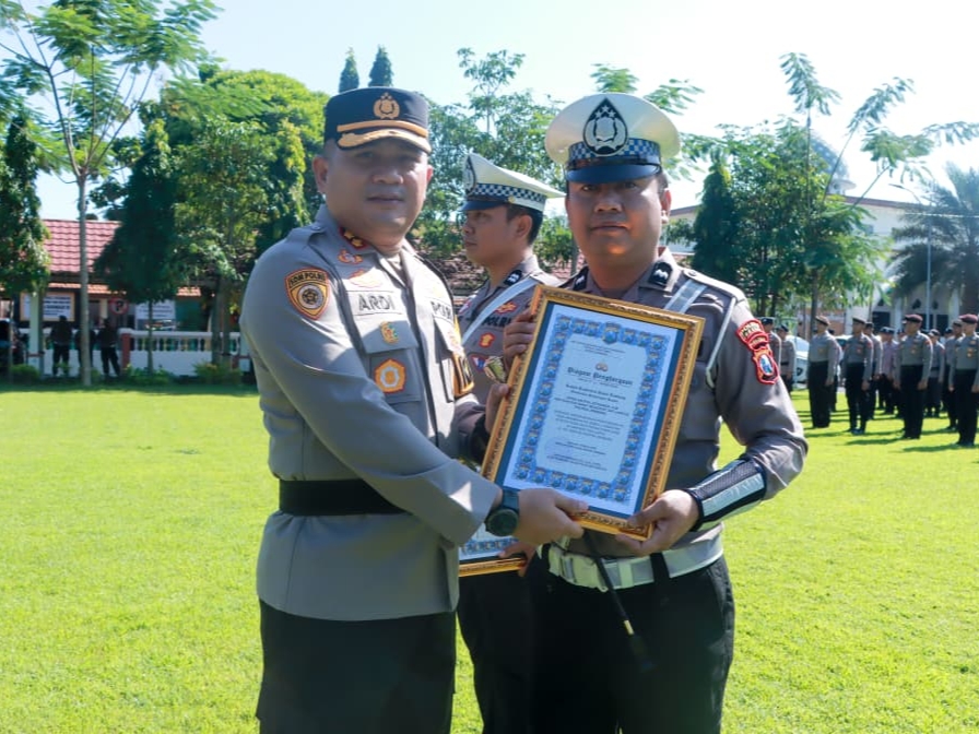 Polisi Jombang Gagalkan Peredaran Arak Bali dan Pil Dobel L, Kapolres Beri Reward Anggota