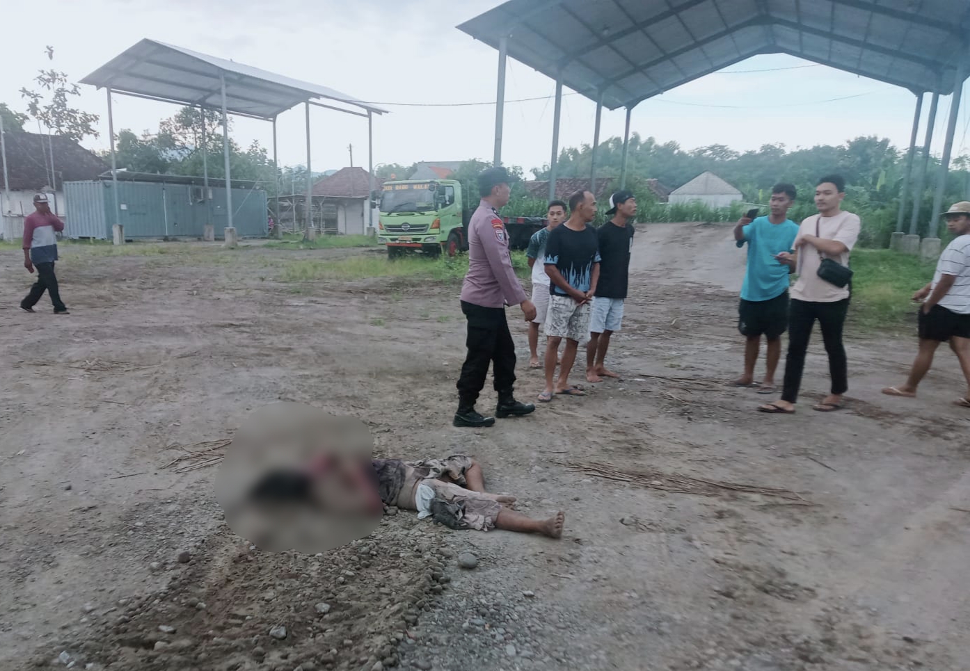 Penemuan mayat pria di Kabupaten Jombang menggegerkan warga Dusun Kupang, Desa Tebel, Kecamatan Bareng, Kamis (19/3/2026) pagi.