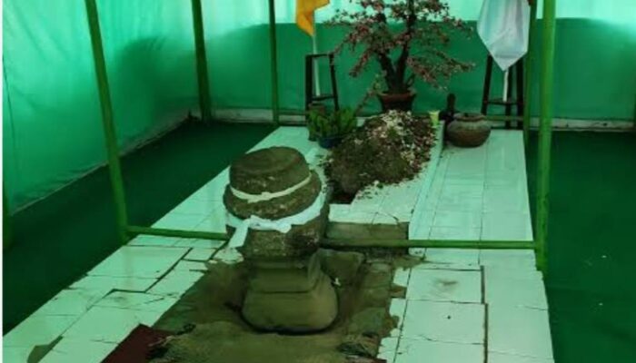 Mengalap Berkah di Balik Makam: Watu Junjung Jadi Magnet Spiritual