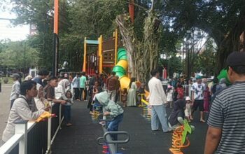 Alun-Alun Kota Malang Padat Pengunjung di Lebaran H+2