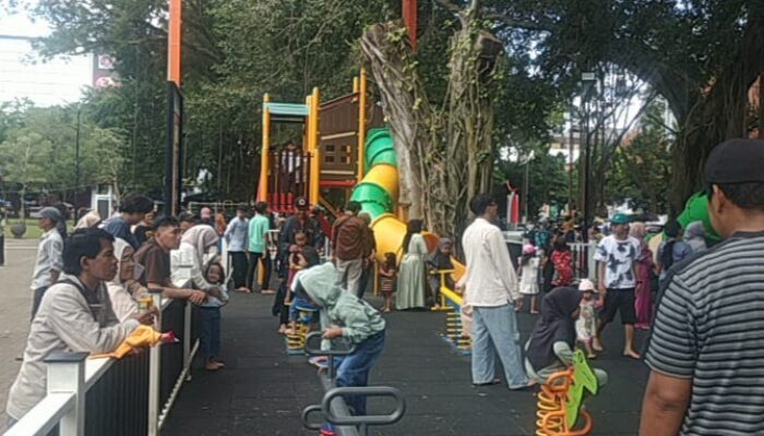 Alun-Alun Kota Malang Padat Pengunjung di Lebaran H+2