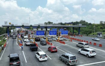 Lonjakan signifikan arus kendaraan terjadi di ruas Tol Surabaya–Mojokerto (Sumo) selama periode mudik dan balik Idulfitri 1447 H. PT Jasamarga Surabaya Mojokerto (JSM) mencatat total 679.020 kendaraan melintas keluar-masuk Surabaya pada periode H-10 hingga H+2 Lebaran, atau 11–23 Maret 2026. Angka tersebut meningkat 33,9 persen dibandingkan volume lalu lintas normal.