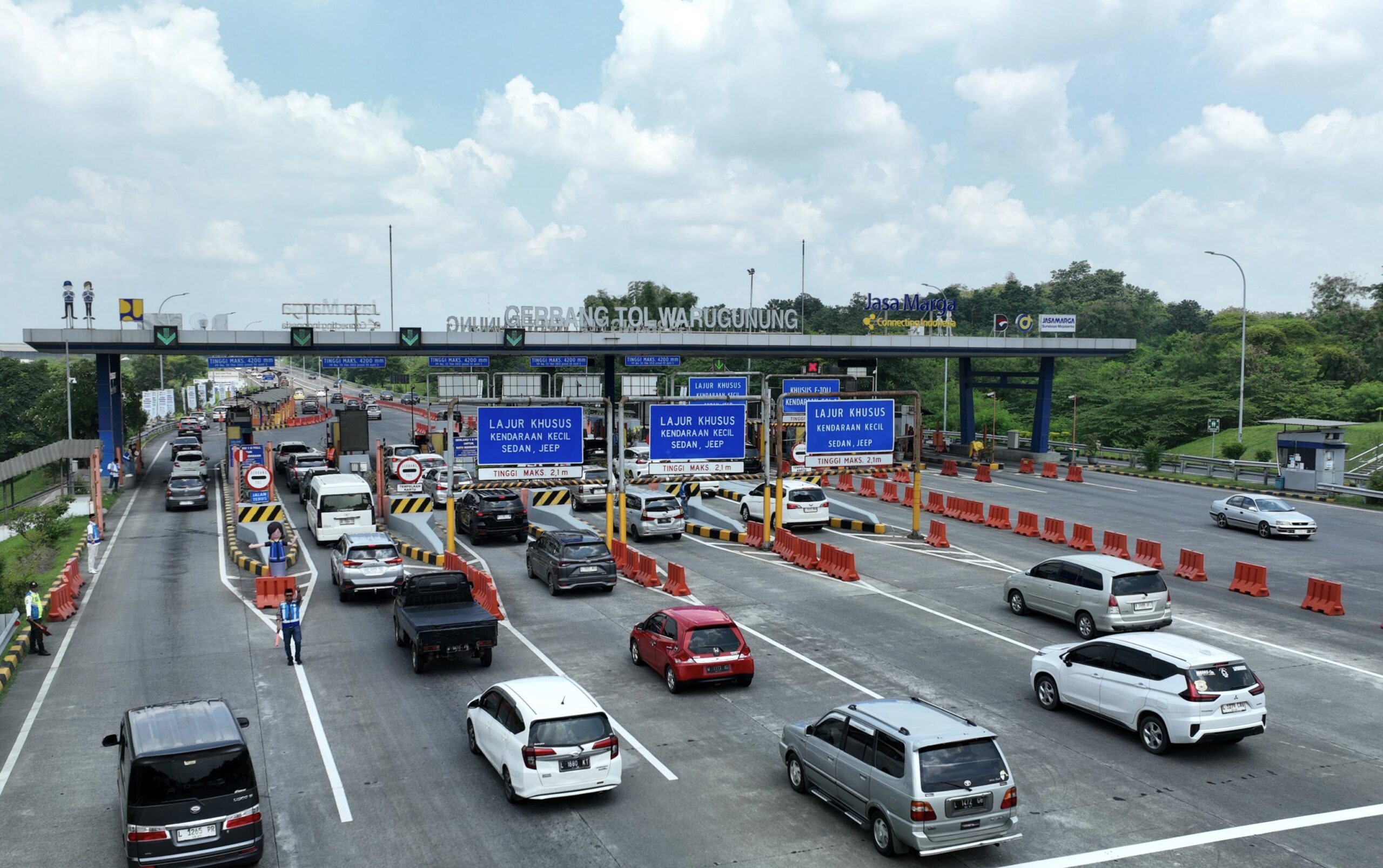 Lonjakan signifikan arus kendaraan terjadi di ruas Tol Surabaya–Mojokerto (Sumo) selama periode mudik dan balik Idulfitri 1447 H. PT Jasamarga Surabaya Mojokerto (JSM) mencatat total 679.020 kendaraan melintas keluar-masuk Surabaya pada periode H-10 hingga H+2 Lebaran, atau 11–23 Maret 2026. Angka tersebut meningkat 33,9 persen dibandingkan volume lalu lintas normal.