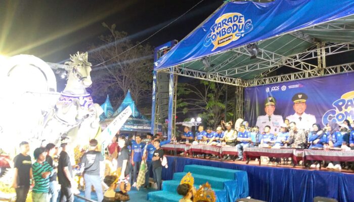 Ribuan Warga Antusias, Sekda Sampang Lepas Parade Daul Combo