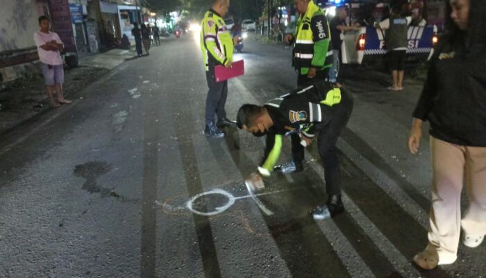 Salip Terlalu Kanan, Pemotor Tewas Tabrak Truk di Buring