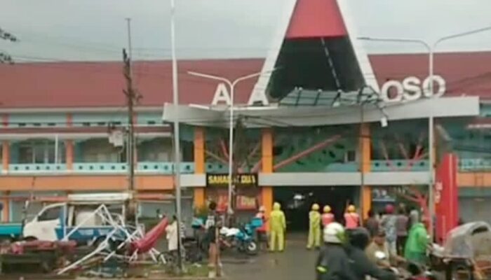 Neon Box Pasar Ploso Ambruk Saat Hujan Lebat, Nyaris Timpa Pedagang
