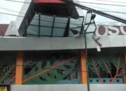 Kanopi Pasar Ploso Jombang kembali ambrol untuk kedua kalinya, diduga akibat angin puting beliung.