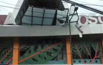 Kanopi Pasar Ploso Jombang kembali ambrol untuk kedua kalinya, diduga akibat angin puting beliung.