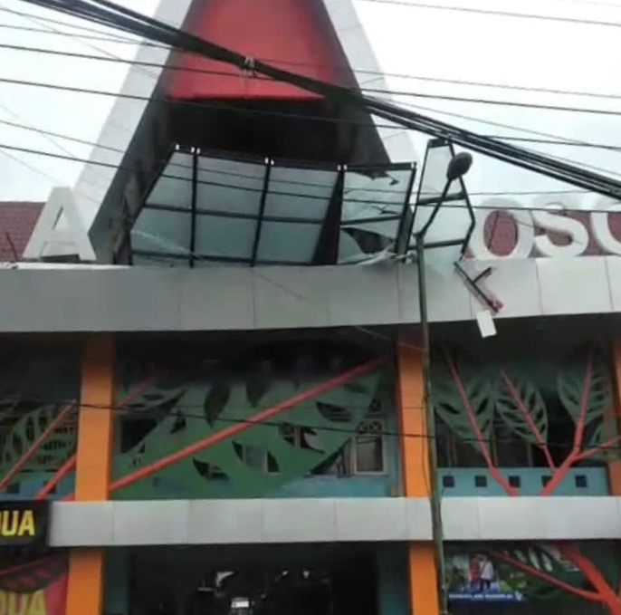 Kanopi Pasar Ploso Jombang kembali ambrol untuk kedua kalinya, diduga akibat angin puting beliung.