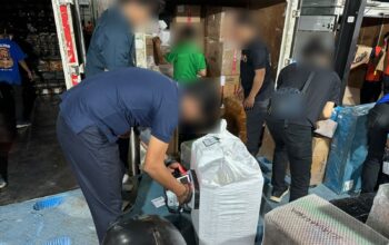 Peredaran rokok ilegal di wilayah Malang Raya kembali digagalkan. Tim Bea Cukai Malang melakukan penindakan tegas dalam patroli darat rutin yang digelar pada Selasa malam, 31 Maret 2026 sekitar pukul 20.30 WIB, dengan menyasar jalur distribusi jasa ekspedisi yang kerap dimanfaatkan untuk pengiriman barang kena cukai (BKC) ilegal.