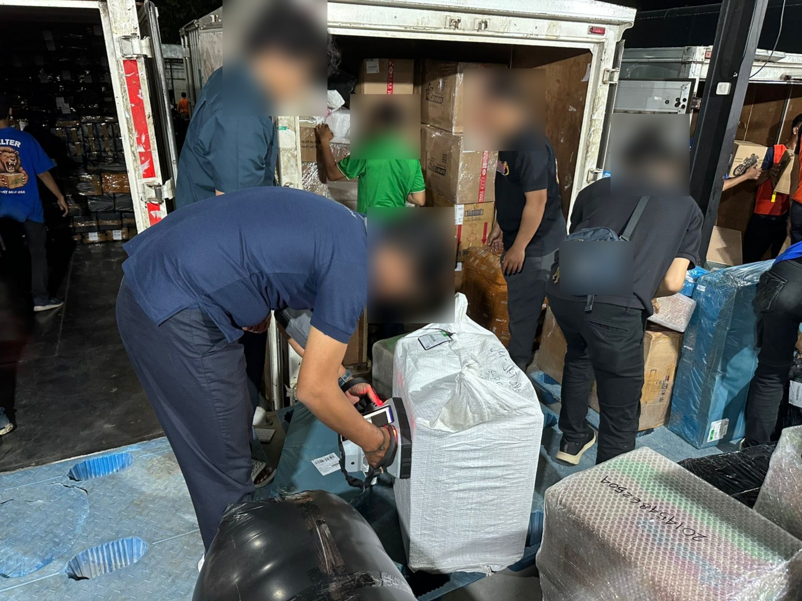 Peredaran rokok ilegal di wilayah Malang Raya kembali digagalkan. Tim Bea Cukai Malang melakukan penindakan tegas dalam patroli darat rutin yang digelar pada Selasa malam, 31 Maret 2026 sekitar pukul 20.30 WIB, dengan menyasar jalur distribusi jasa ekspedisi yang kerap dimanfaatkan untuk pengiriman barang kena cukai (BKC) ilegal.