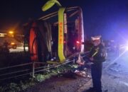 Kecelakaan bus Restu terjadi di ruas Tol Jombang–Mojokerto KM 689+500 jalur A, tepatnya di Desa Kedunglosari, Kecamatan Tembelang, Kabupaten Jombang, Kamis (2/4/2026) sekitar pukul 20.00 WIB, kemarin malam.