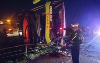 Kecelakaan bus Restu terjadi di ruas Tol Jombang–Mojokerto KM 689+500 jalur A, tepatnya di Desa Kedunglosari, Kecamatan Tembelang, Kabupaten Jombang, Kamis (2/4/2026) sekitar pukul 20.00 WIB, kemarin malam.