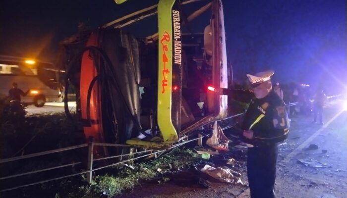 Kecelakaan Tunggal Bus di Tol Jombang, 1 Tewas dan Belasan Luka Berat