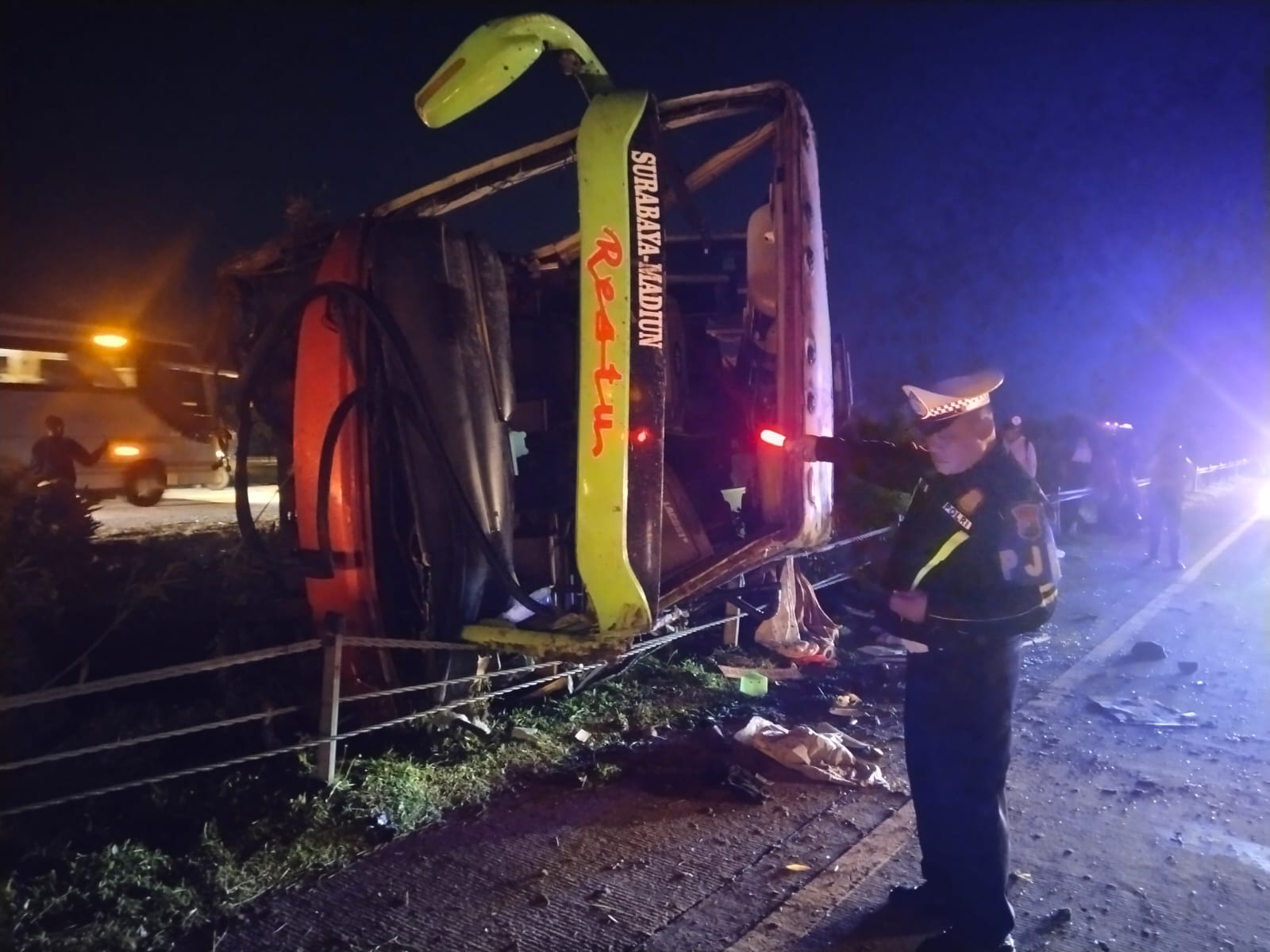Kecelakaan bus Restu terjadi di ruas Tol Jombang–Mojokerto KM 689+500 jalur A, tepatnya di Desa Kedunglosari, Kecamatan Tembelang, Kabupaten Jombang, Kamis (2/4/2026) sekitar pukul 20.00 WIB, kemarin malam.
