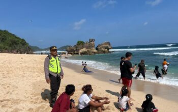 Puncak Libur Panjang Diserbu Wisatawan, Polisi Intensifkan Patroli di Pantai Malang Selatan