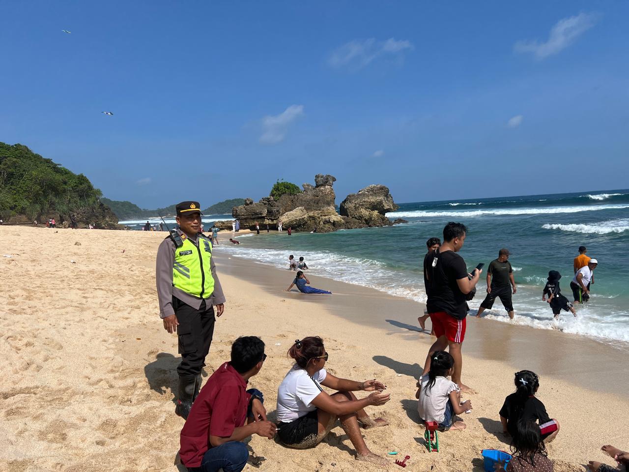 Puncak Libur Panjang Diserbu Wisatawan, Polisi Intensifkan Patroli di Pantai Malang Selatan