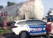 Truk LPG Nyemplung ke Selokan di Karangploso, Jalur Malang–Batu Lumpuh Berjam-jam