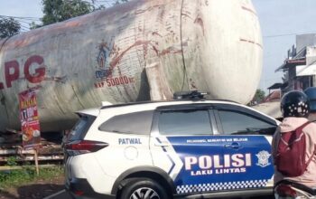 Truk LPG Nyemplung ke Selokan di Karangploso, Jalur Malang–Batu Lumpuh Berjam-jam