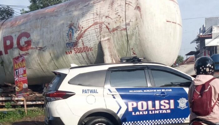 Truk LPG Nyemplung ke Selokan di Karangploso, Jalur Malang–Batu Lumpuh Berjam-jam