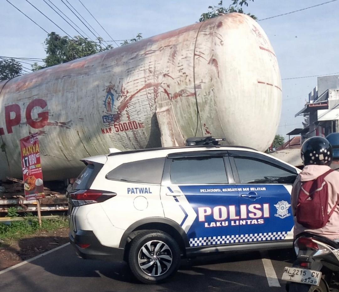 Truk LPG Nyemplung ke Selokan di Karangploso, Jalur Malang–Batu Lumpuh Berjam-jam