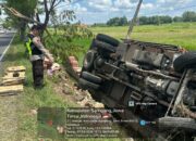 Diduga Mengantuk, Sebuah Truk Terguling Dan Terperosok Ke Parit