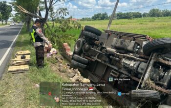 Diduga Mengantuk, Sebuah Truk Terguling Dan Terperosok Ke Parit