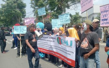 Pengadaan Seragam DPRD Jombang Rp500 Juta Diprotes, Massa Turun ke Jalan