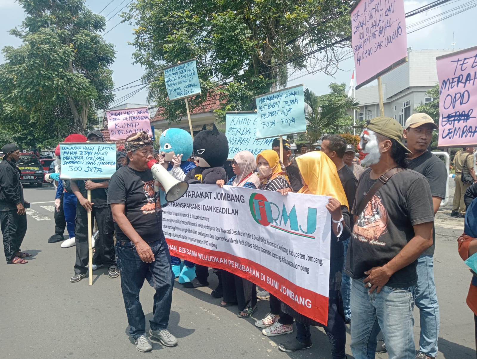 Pengadaan Seragam DPRD Jombang Rp500 Juta Diprotes, Massa Turun ke Jalan