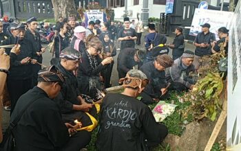 Budayawan Gelar Tumpengan Nutupi Wirang Sebagai Respon Penetapan Busana Khas Malang