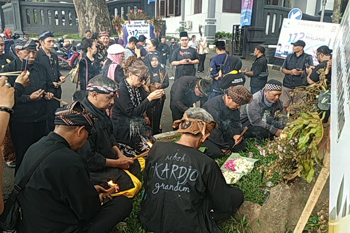 Budayawan Gelar Tumpengan Nutupi Wirang Sebagai Respon Penetapan Busana Khas Malang