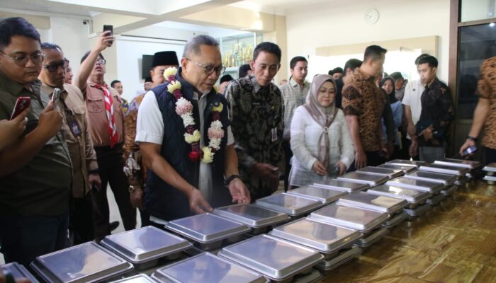 Ketimpangan MBG Terungkap di Jombang, Zulhas: Sekolah Agama Baru 15 Persen