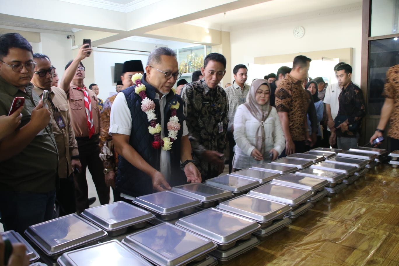 Ketimpangan MBG Terungkap di Jombang, Zulhas: Sekolah Agama Baru 15 Persen