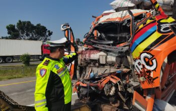 Kecelakaan Maut di Tol Jombang-Mojokerto, Sopir dan Kernet Tewas di Tempat