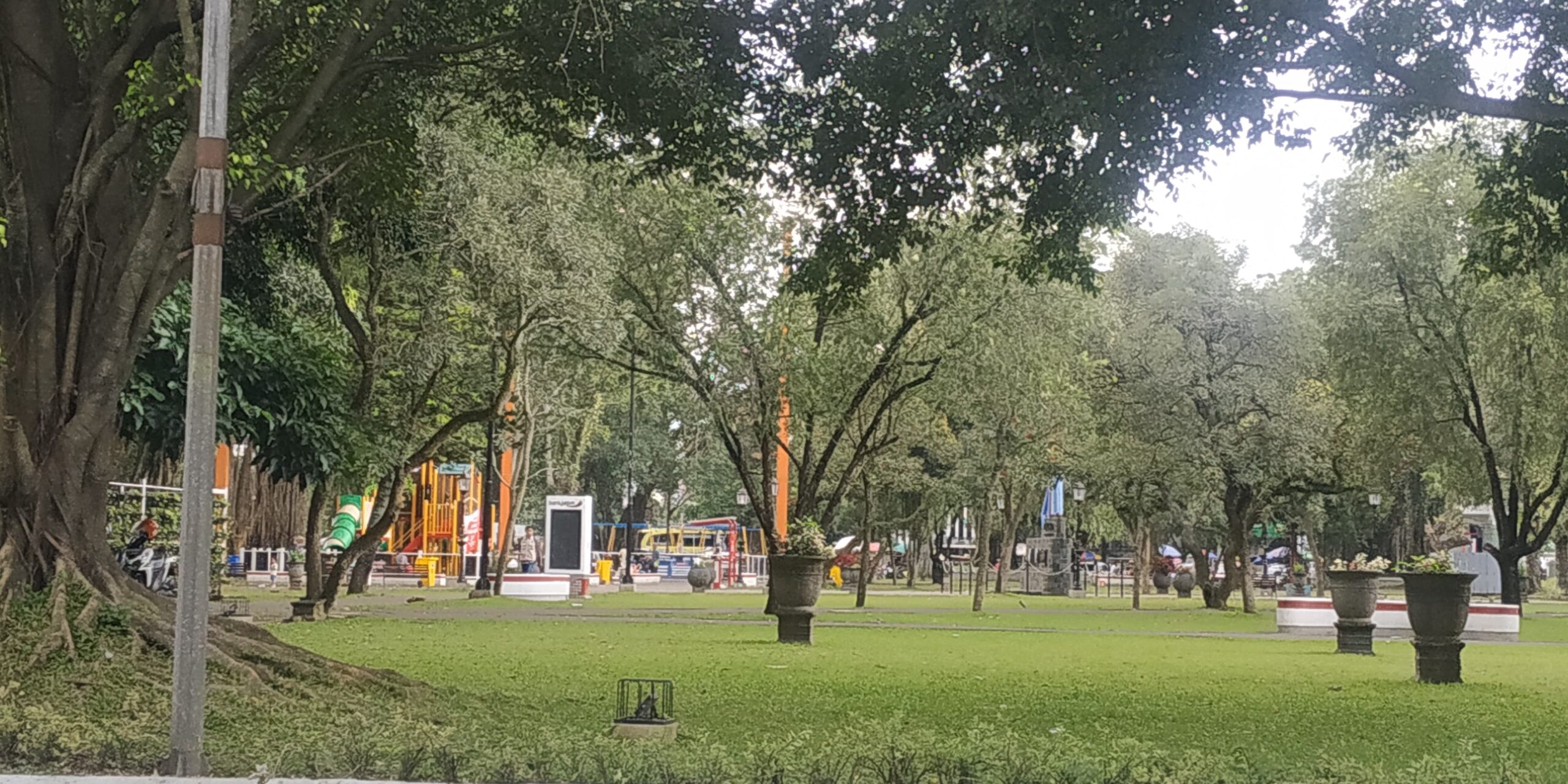 Fasilitas Baru Perilaku Lama, Kesadaran Warga di Alun-Alun Merdeka Masih Rendah