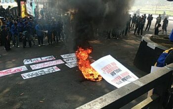 Aksi PMII Malang Raya Memanas di DPRD, Bakar Ban hingga Desak Pengusutan Tuntas Kasus Andrie Yunus