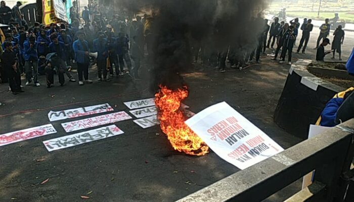 Aksi PMII Malang Raya Memanas di DPRD, Bakar Ban hingga Desak Pengusutan Tuntas Kasus Andrie Yunus