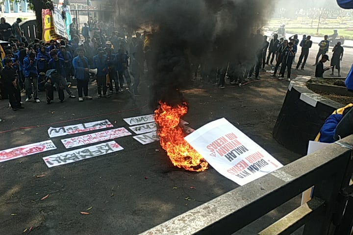 Aksi PMII Malang Raya Memanas di DPRD, Bakar Ban hingga Desak Pengusutan Tuntas Kasus Andrie Yunus
