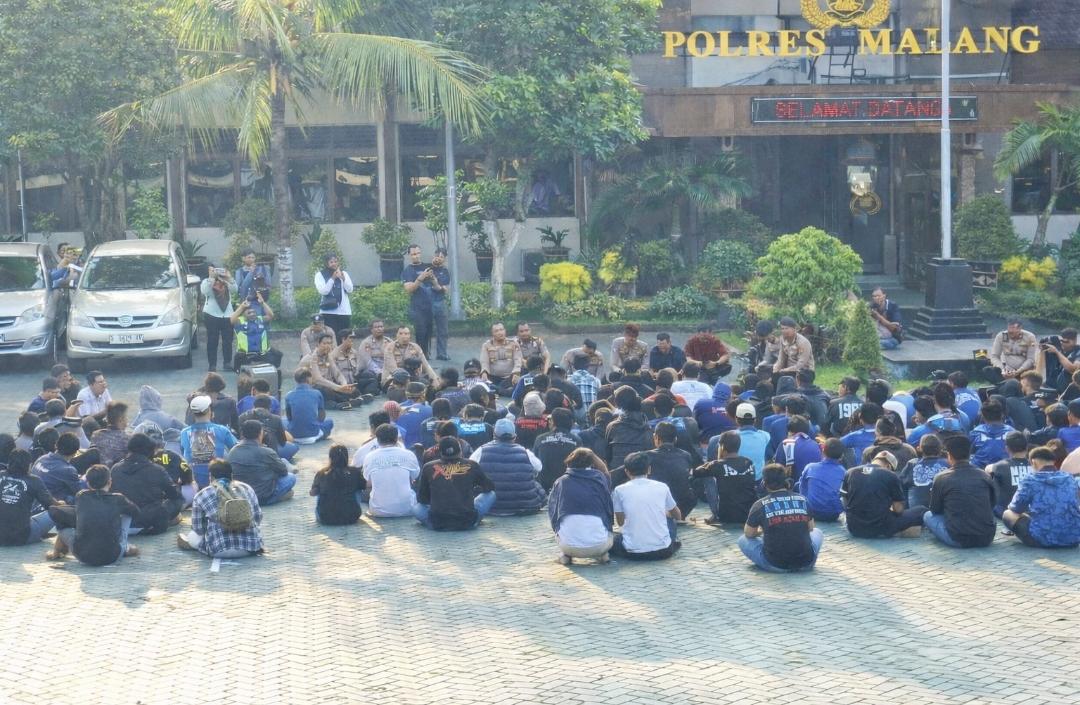 Aksi Damai Aremania Minta Laga Arema FC vs Persebaya Tetap di Malang