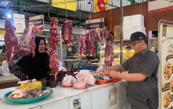 Lonjakan harga daging sapi di Kota Malang kini tak lagi bisa dianggap sebagai gejolak biasa. Di balik kenaikan yang terus merangkak, tersimpan ancaman serius bagi stabilitas ekonomi daerah, khususnya sektor usaha kecil dan kuliner yang menjadi tulang punggung kota ini, Jumat (17/4).