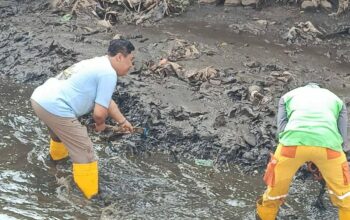 Gerak Cepat Tangani Pendangkalan, Satgas DPUPR Angkat Sampah dan Sedimen di Sungai Sedudut Mulyorejo