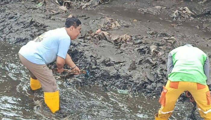 Gerak Cepat Tangani Pendangkalan, Satgas DPUPR Angkat Sampah dan Sedimen di Sungai Sedudut Mulyorejo